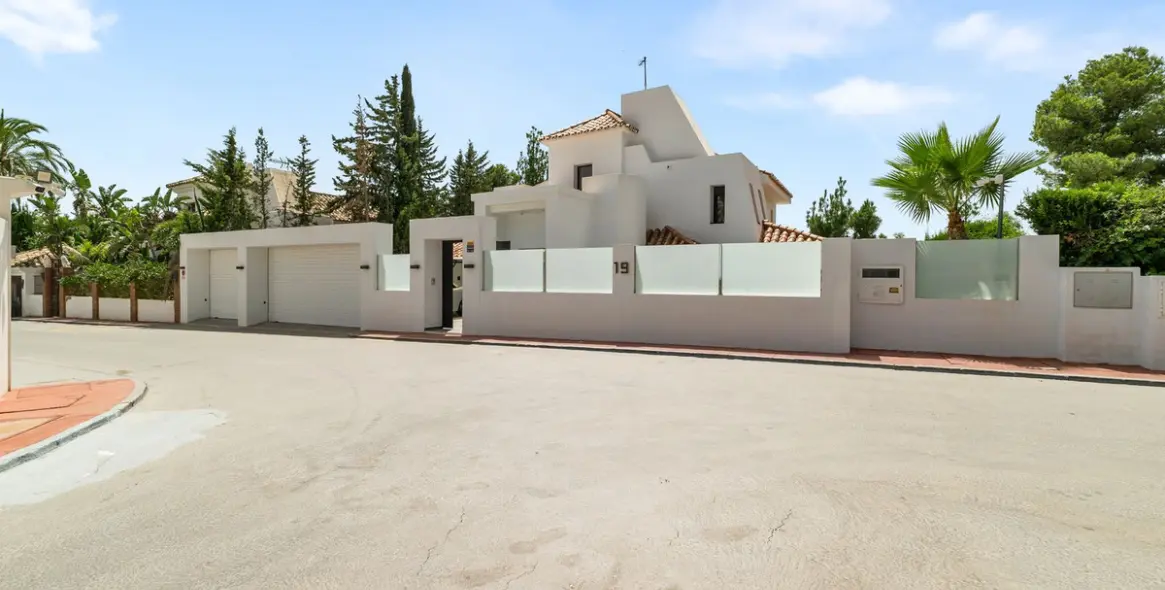 Продажа  отдельно стоящей виллы в Nueva Andalucía 14