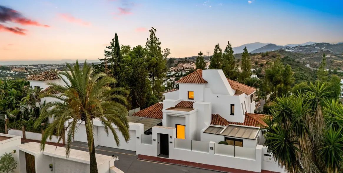 Продажа  отдельно стоящей виллы в Nueva Andalucía 24
