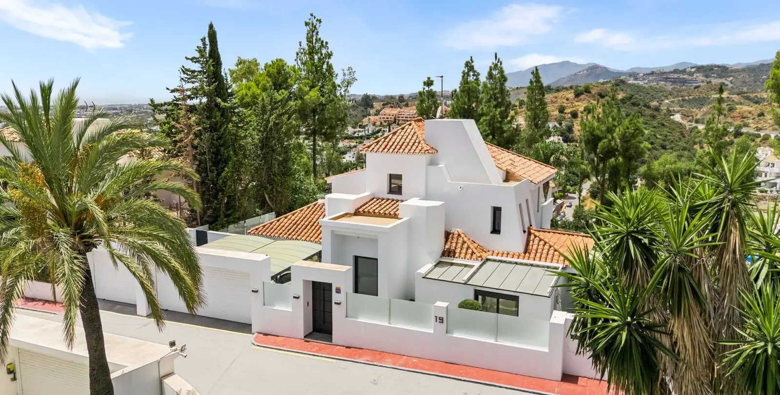 Продажа  отдельно стоящей виллы в Nueva Andalucía 3
