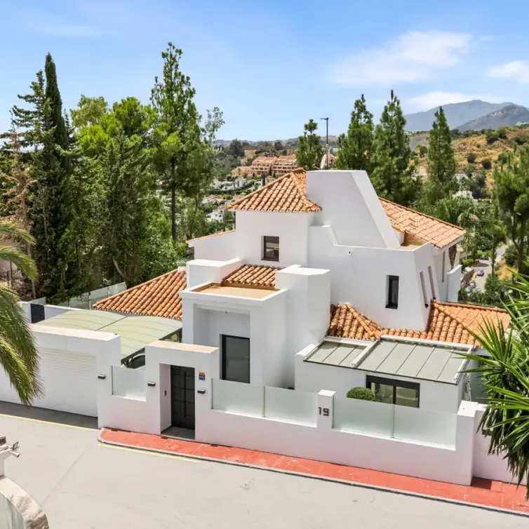 Продажа  отдельно стоящей виллы в Nueva Andalucía