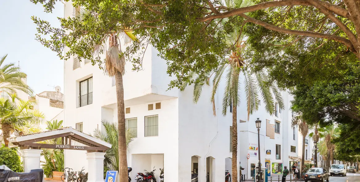 Long-term rent of commercial premises in Puerto Banús 1