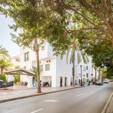 Long-term rent of commercial premises in Puerto Banús