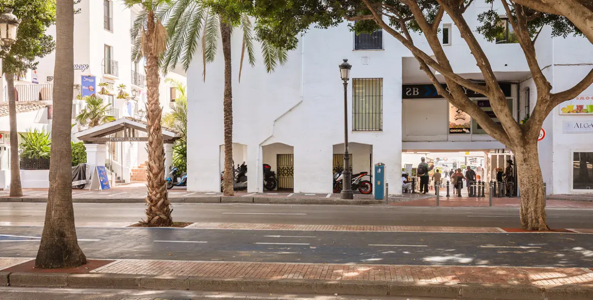 Long-term rent of commercial premises in Puerto Banús 2