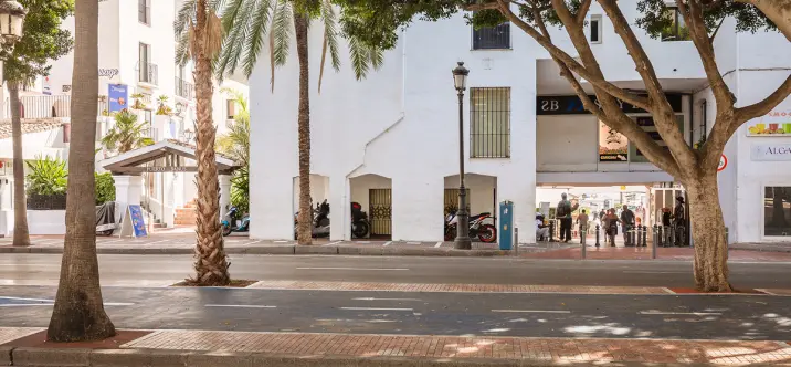 Long-term rent of commercial premises in Puerto Banús 1
