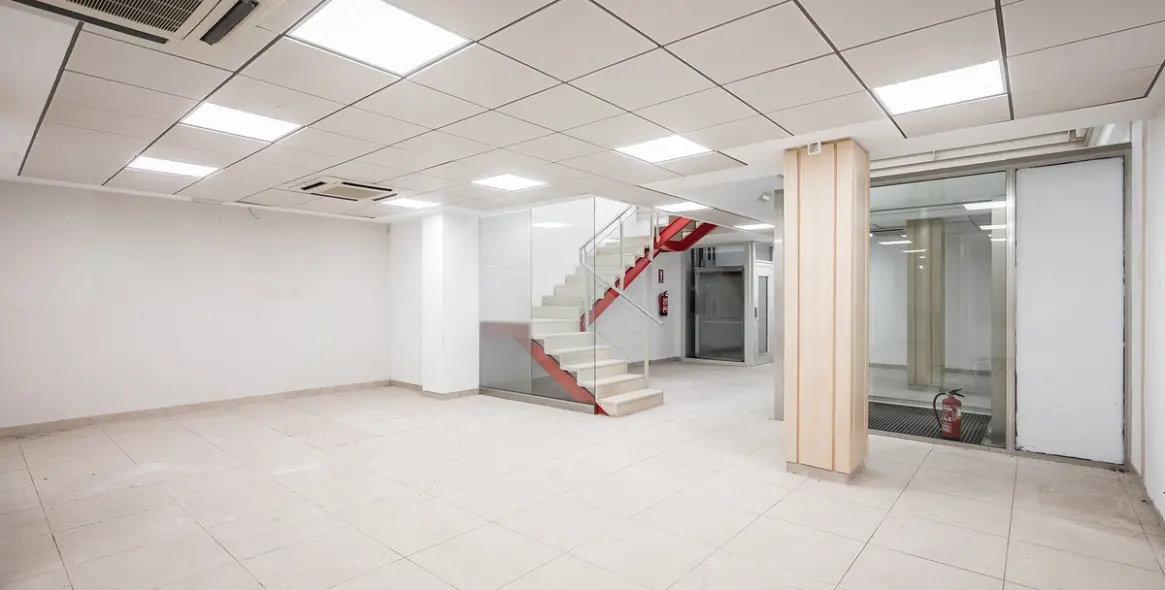 Long-term rent of commercial premises in Puerto Banús 12