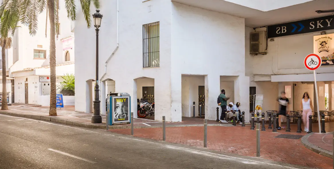 Long-term rent of commercial premises in Puerto Banús 27