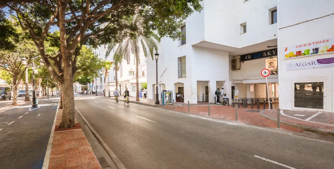 Long-term rent of commercial premises in Puerto Banús 28