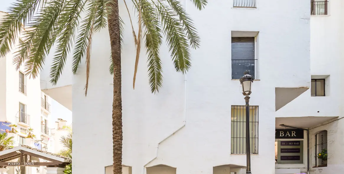 Long-term rent of commercial premises in Puerto Banús 30