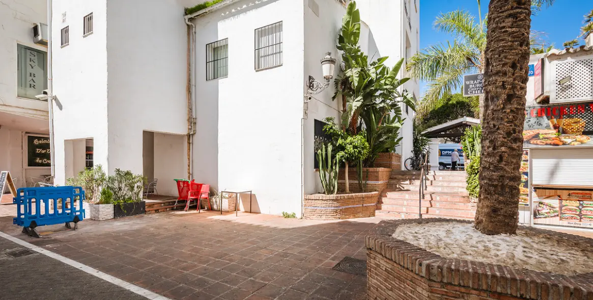 Long-term rent of commercial premises in Puerto Banús 32