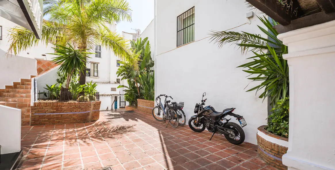 Long-term rent of commercial premises in Puerto Banús 35