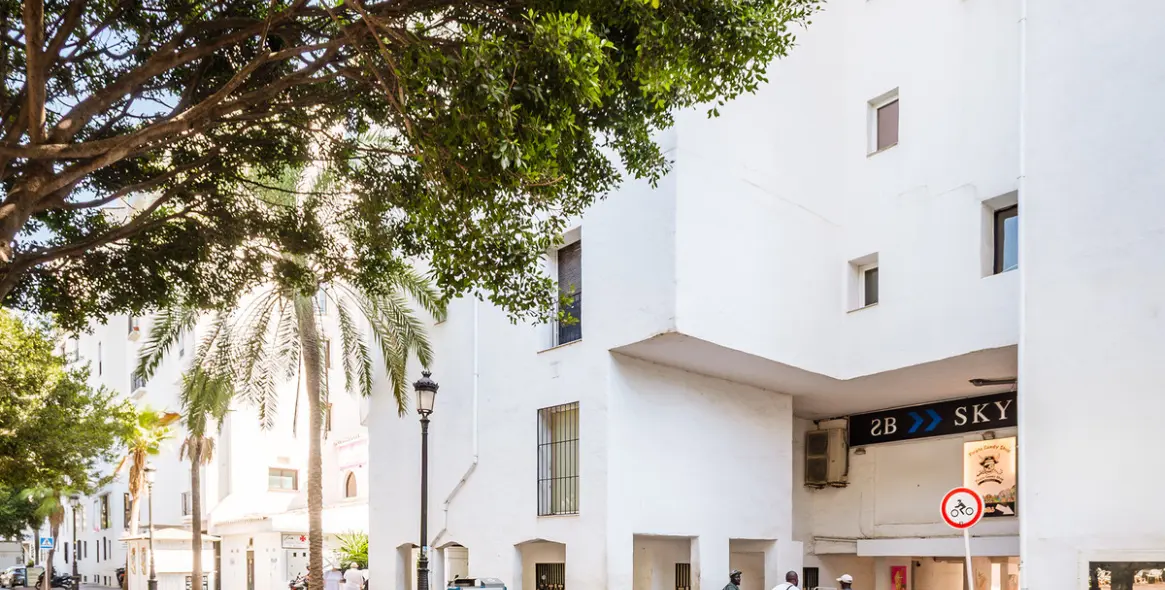 Long-term rent of commercial premises in Puerto Banús 54
