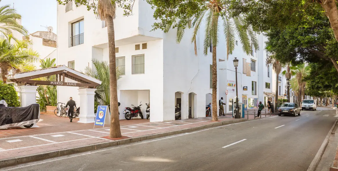 Long-term rent of commercial premises in Puerto Banús 55