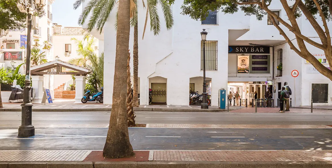 Long-term rent of commercial premises in Puerto Banús 58