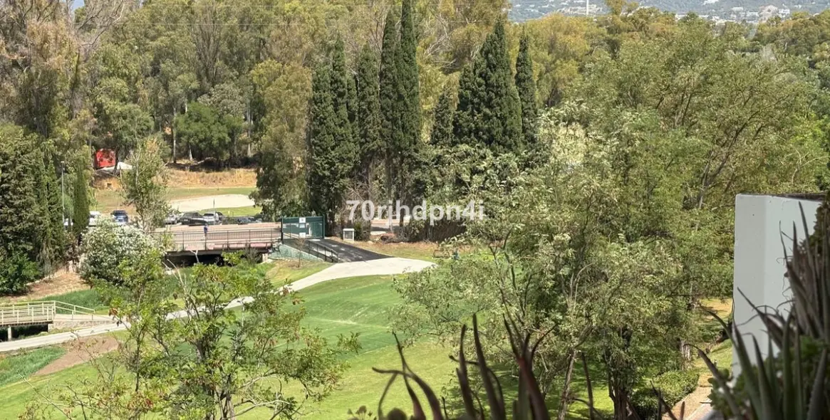 Sale of middle floor apartment in Málaga 3