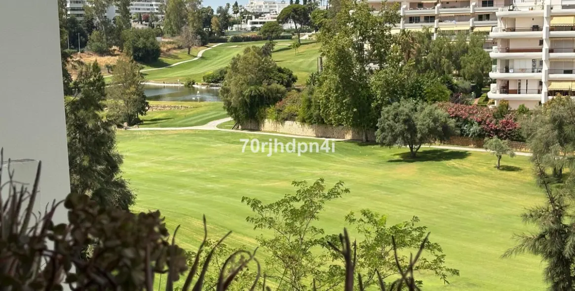 Sale of middle floor apartment in Málaga 5