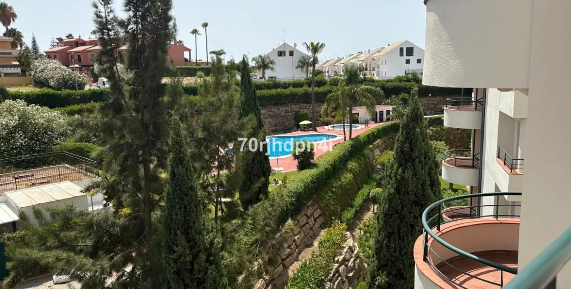 Sale of middle floor apartment in Málaga 6