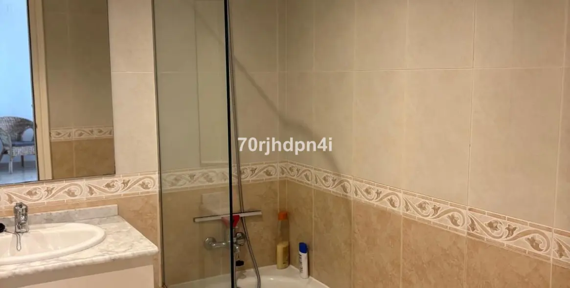Sale of middle floor apartment in Málaga 9
