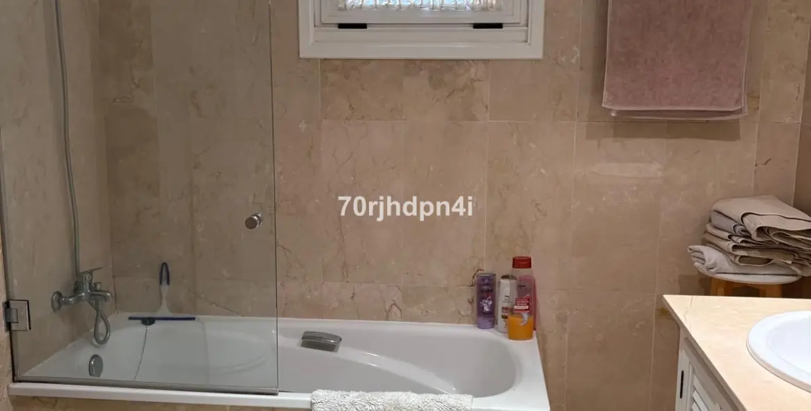 Sale of middle floor apartment in Málaga 10