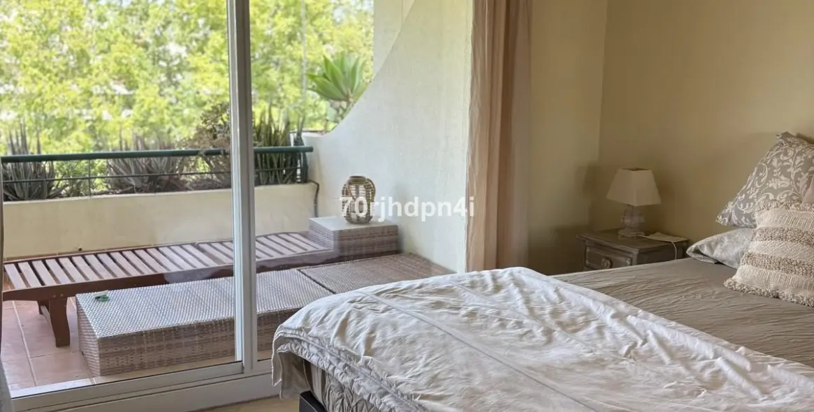 Sale of middle floor apartment in Málaga 11