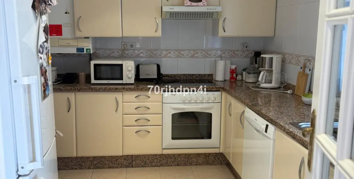 Sale of middle floor apartment in Málaga 15