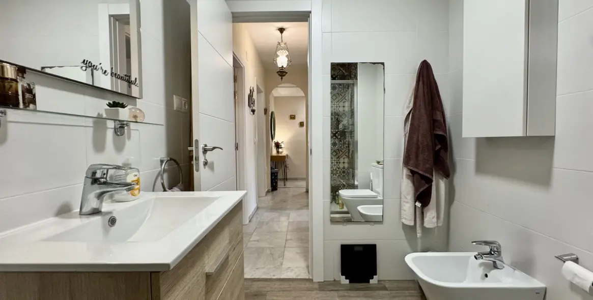 Venta de apartamento en planta media en Los Boliches 20