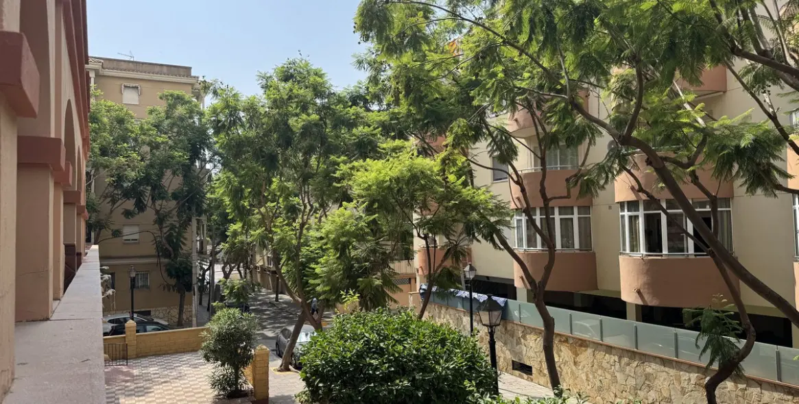 Venta de apartamento en planta media en Los Boliches 25