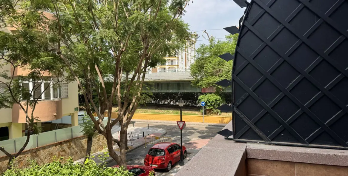 Venta de apartamento en planta media en Los Boliches 27
