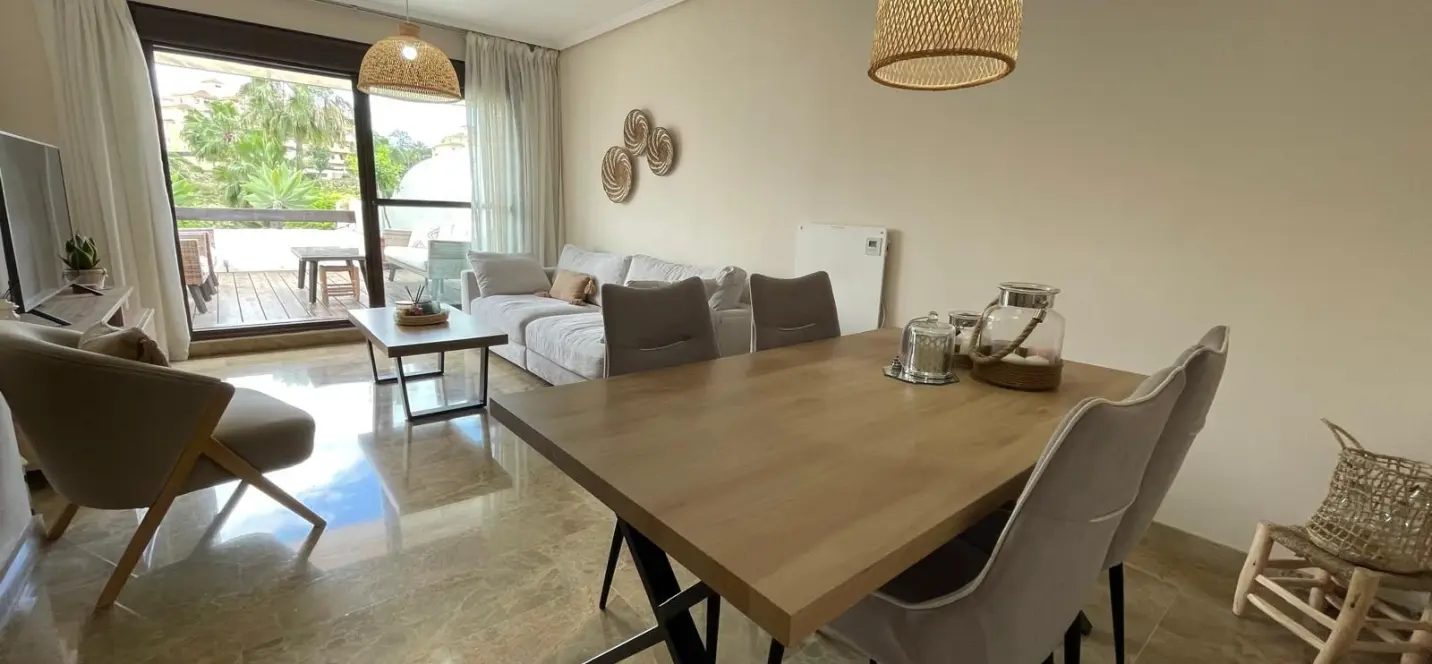 Продажа апартаментов на среднем этаже в Estepona 0