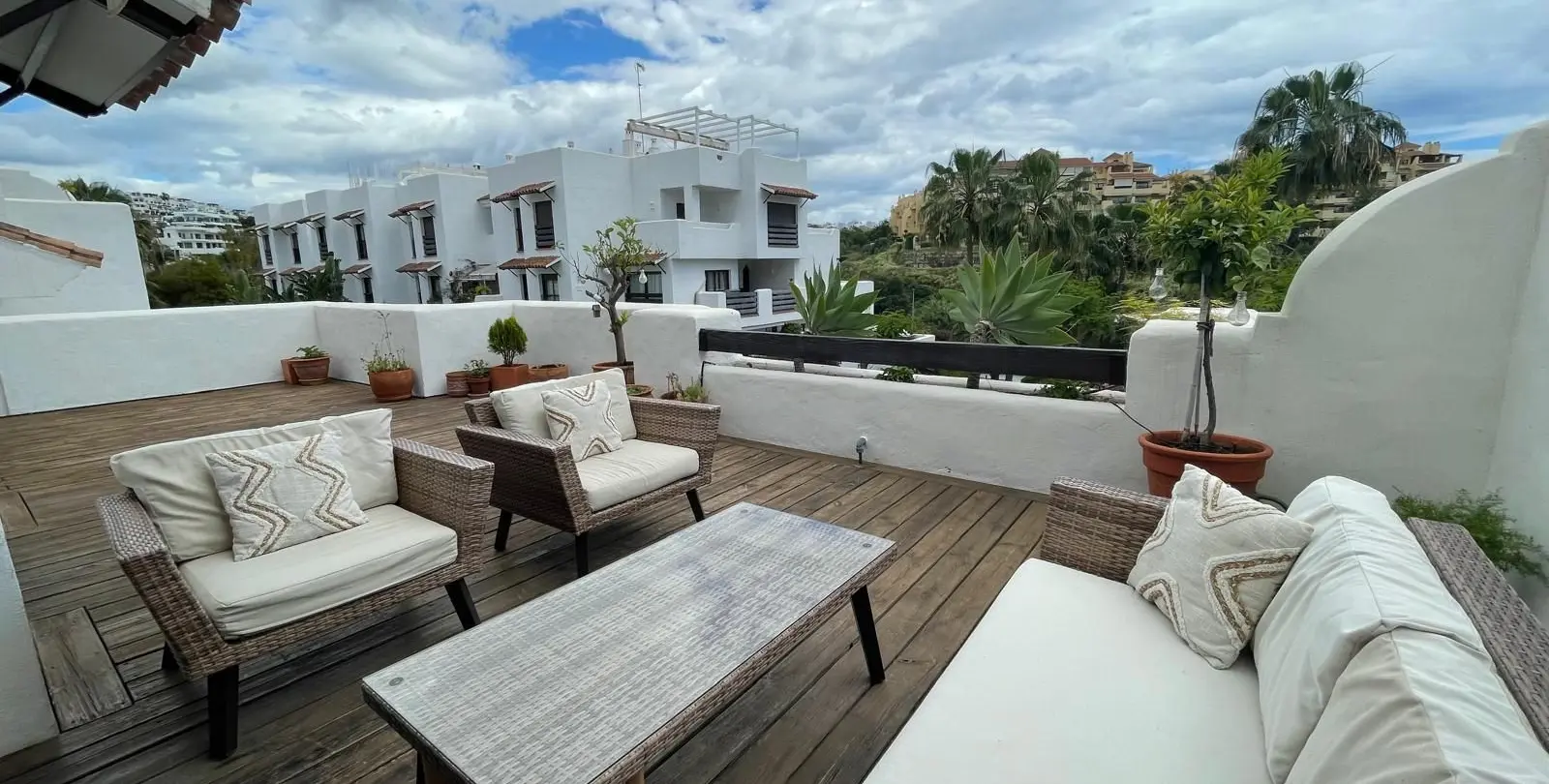 Продажа апартаментов на среднем этаже в Estepona 18