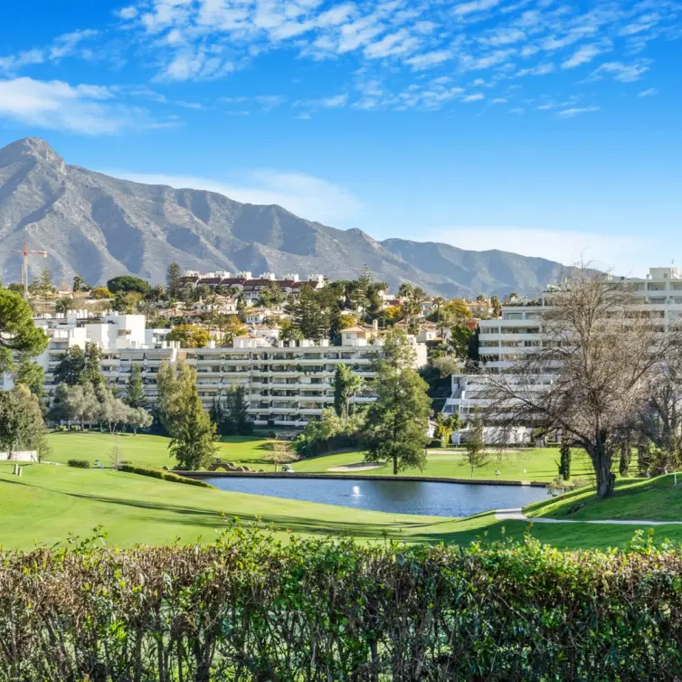 Продажа апартаментов на среднем этаже в San Pedro de Alcántara