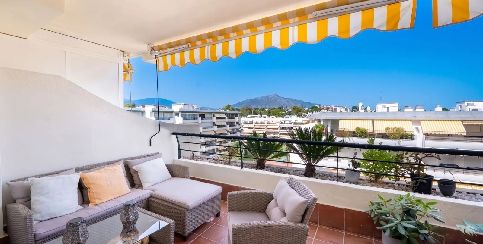 Продажа апартаментов на среднем этаже в San Pedro de Alcántara 3
