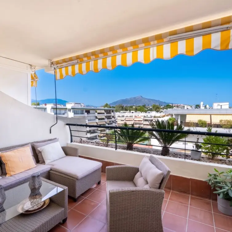 Продажа апартаментов на среднем этаже в San Pedro de Alcántara