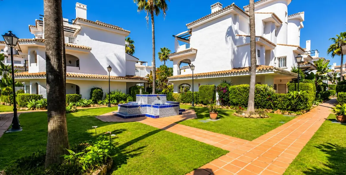 Продажа апартаментов на среднем этаже в Nueva Andalucía 2