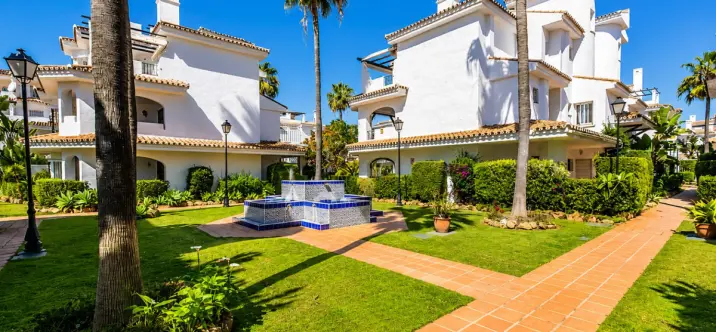 Продажа апартаментов на среднем этаже в Nueva Andalucía 1