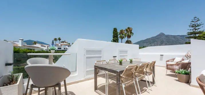 Продажа двухуровневого пентхауса в Nueva Andalucía 3