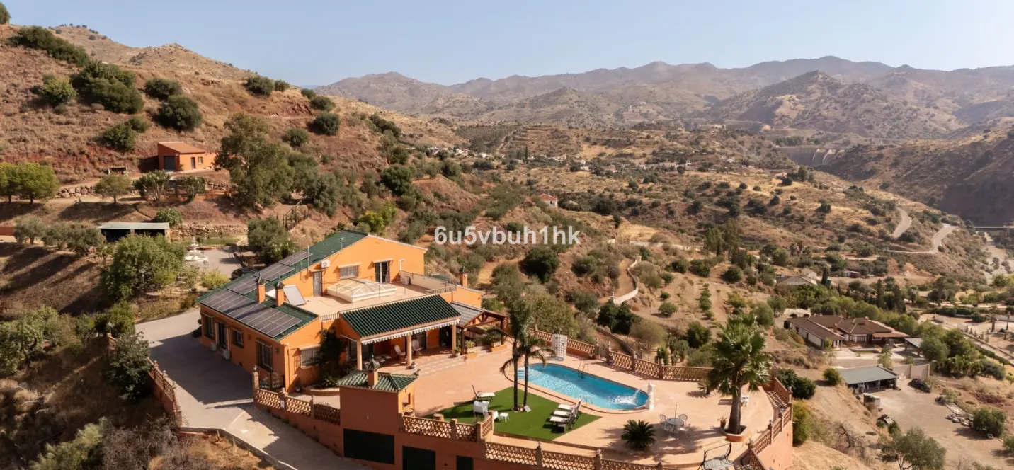Venta de finca - cortijo en Almogía 0