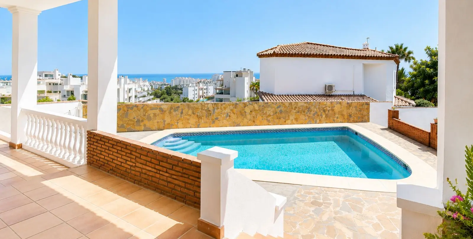 Sale of detached villa in Estepona 1
