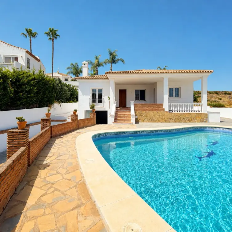 Sale of detached villa in Estepona