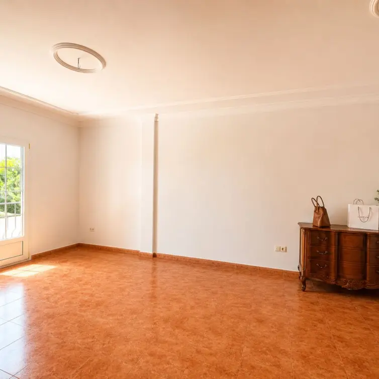 Sale of detached villa in Estepona