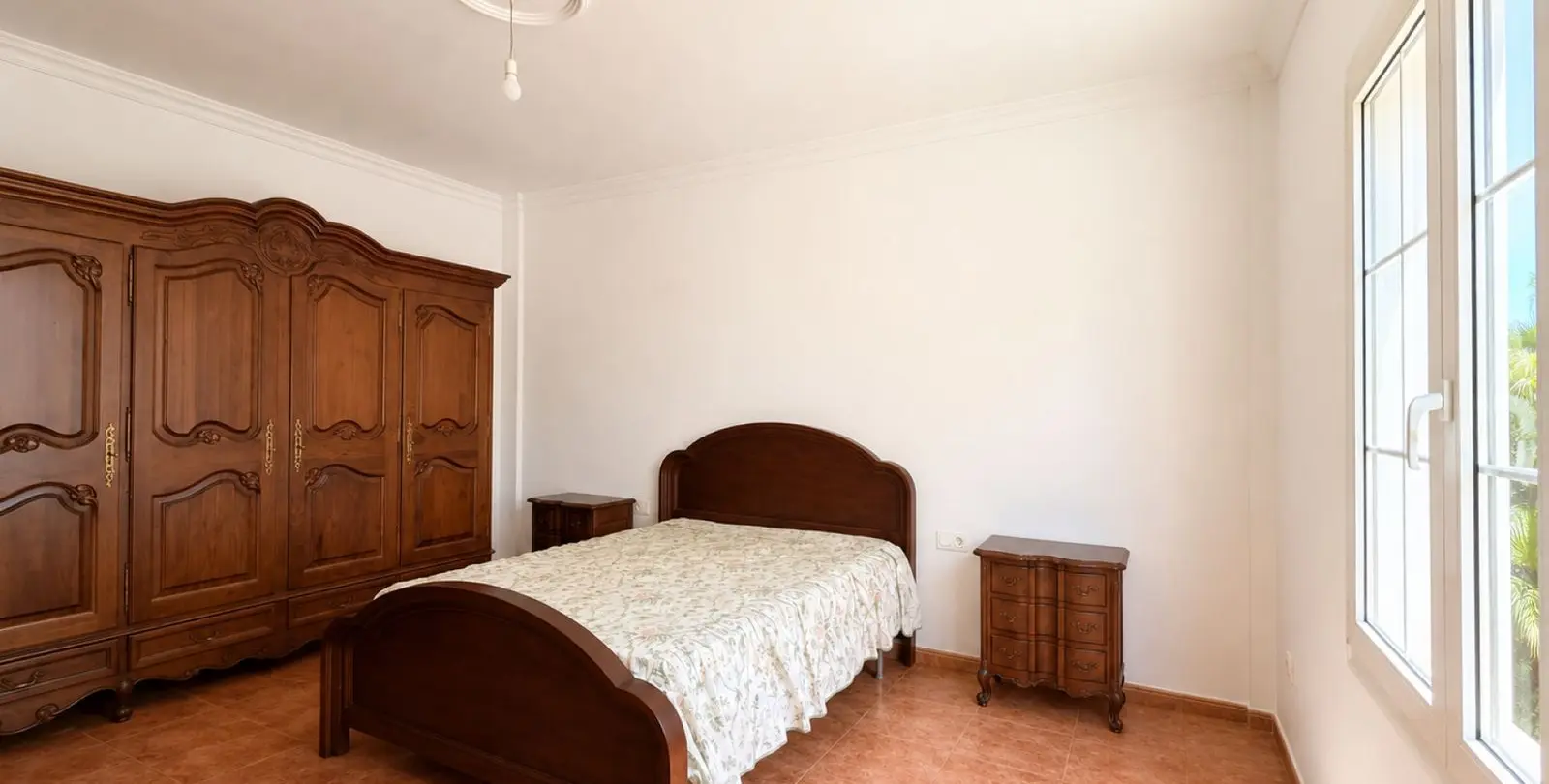 Sale of detached villa in Estepona 16