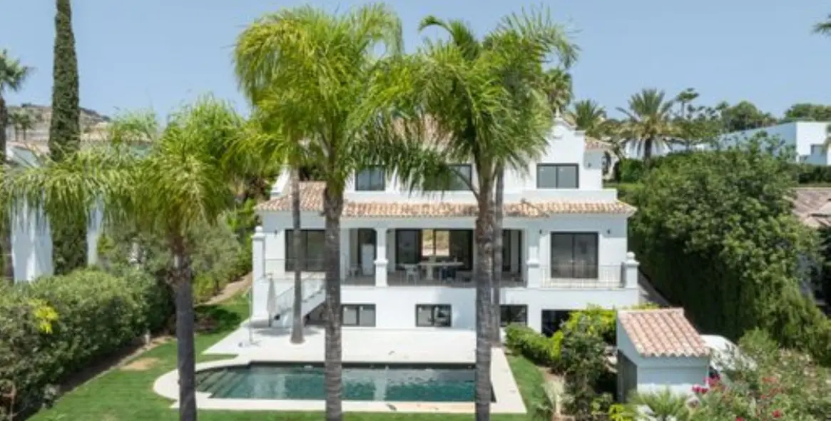 Sale of detached villa in El Paraiso 2