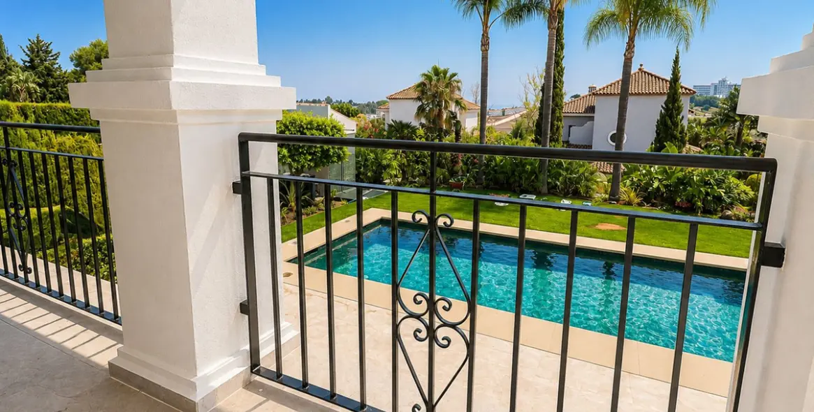 Sale of detached villa in El Paraiso 5