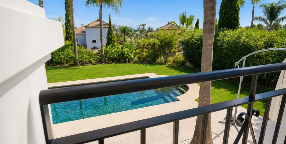 Sale of detached villa in El Paraiso 6