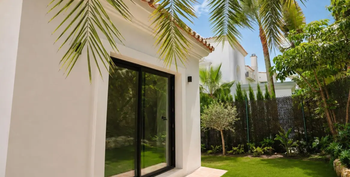 Sale of detached villa in El Paraiso 9
