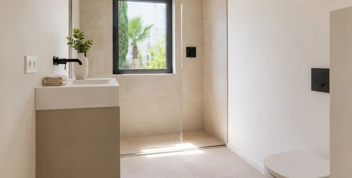 Sale of detached villa in El Paraiso 16