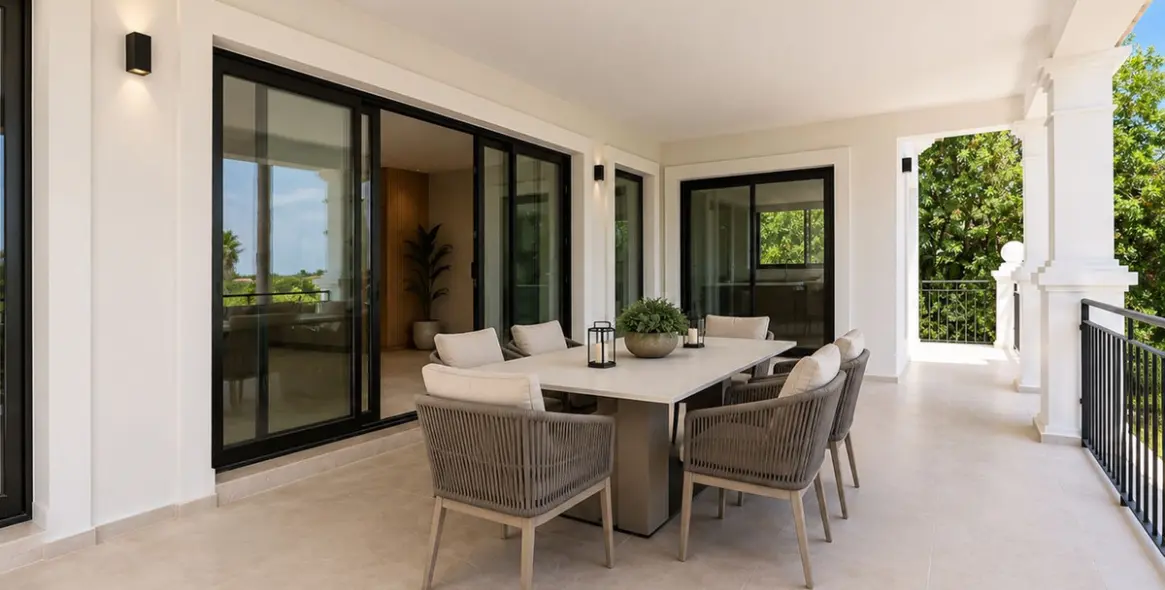 Sale of detached villa in El Paraiso 18