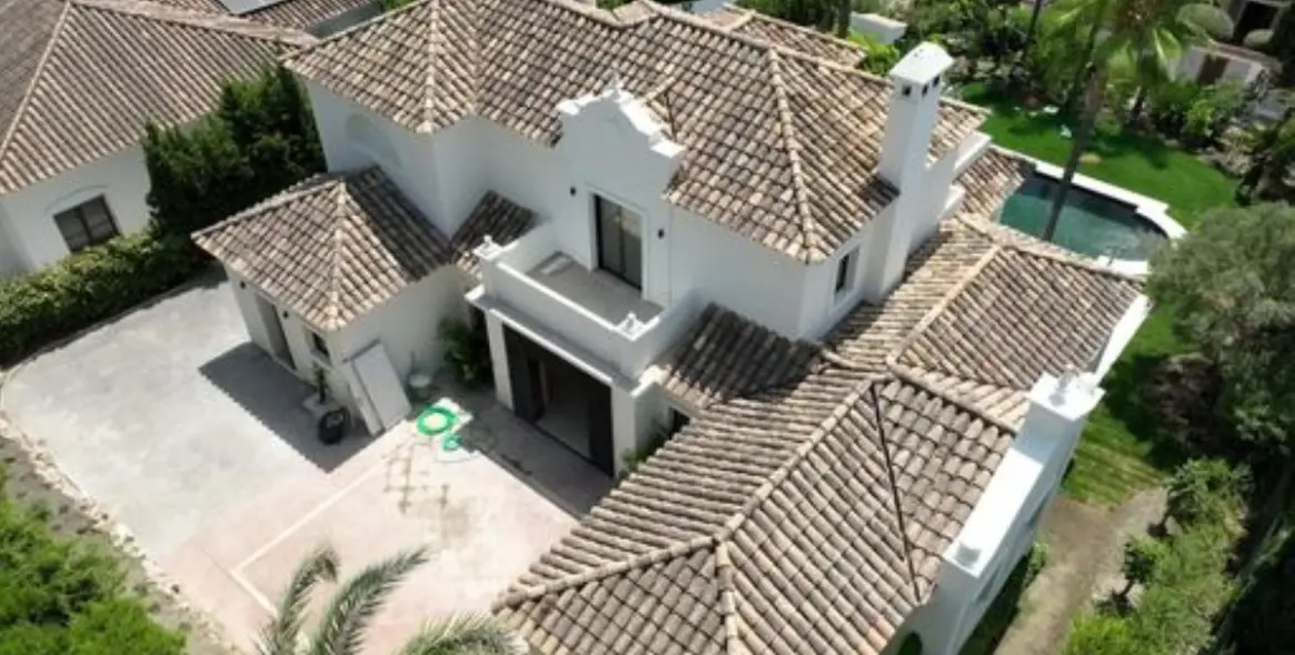 Sale of detached villa in El Paraiso 19