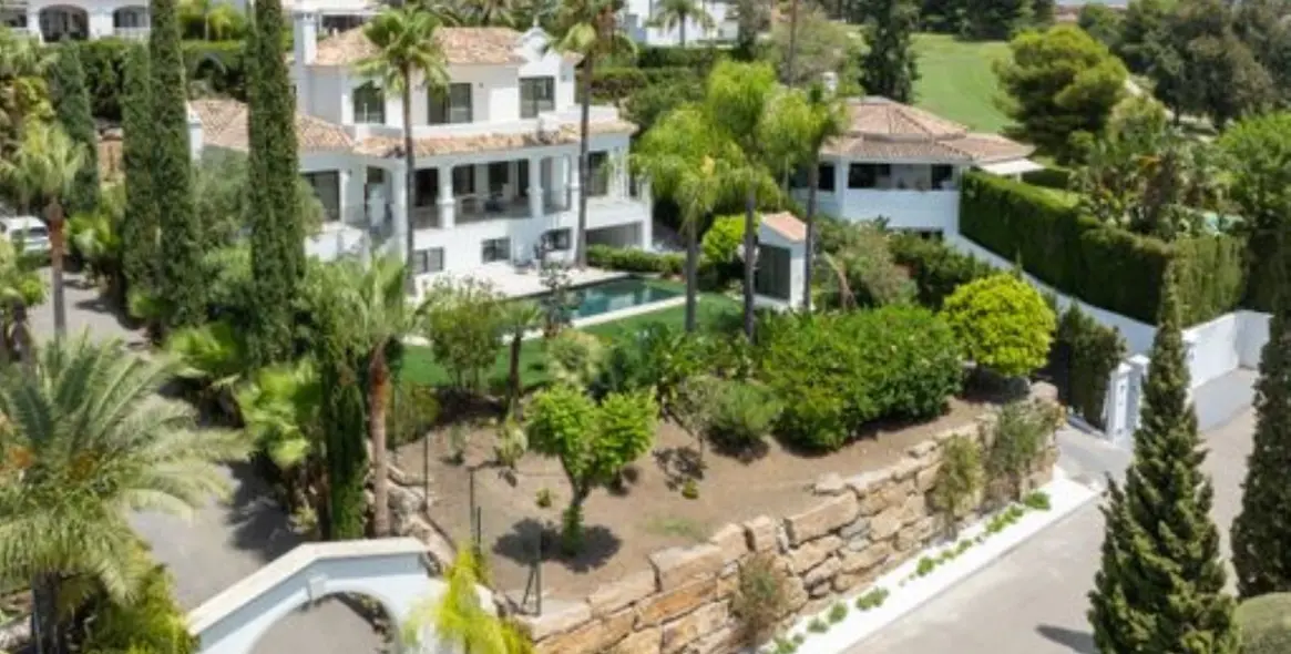 Sale of detached villa in El Paraiso 21