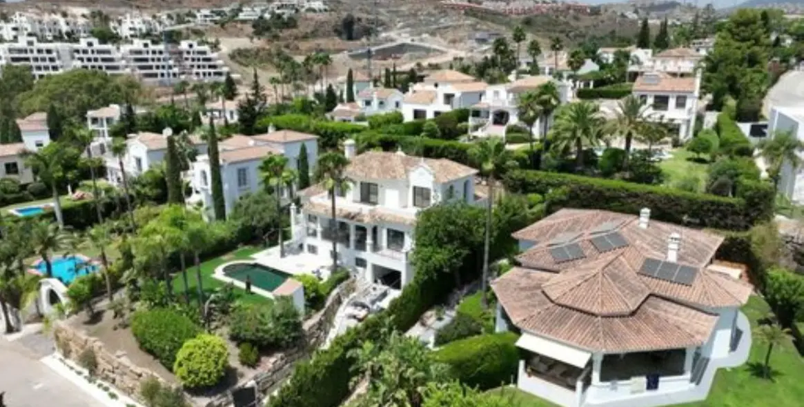 Sale of detached villa in El Paraiso 22