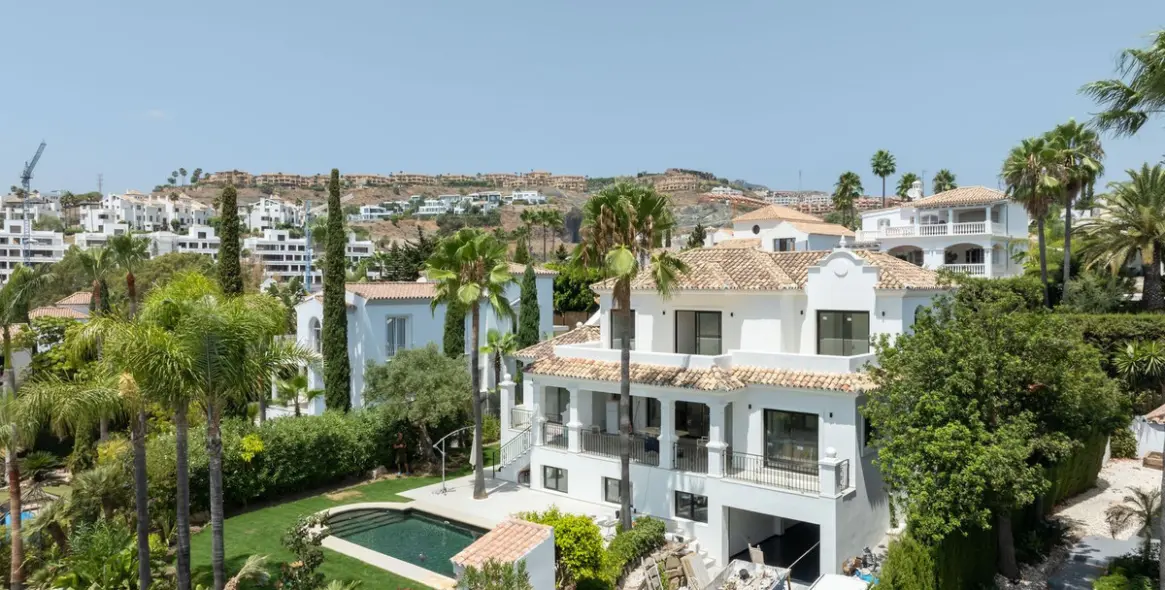 Sale of detached villa in El Paraiso 23